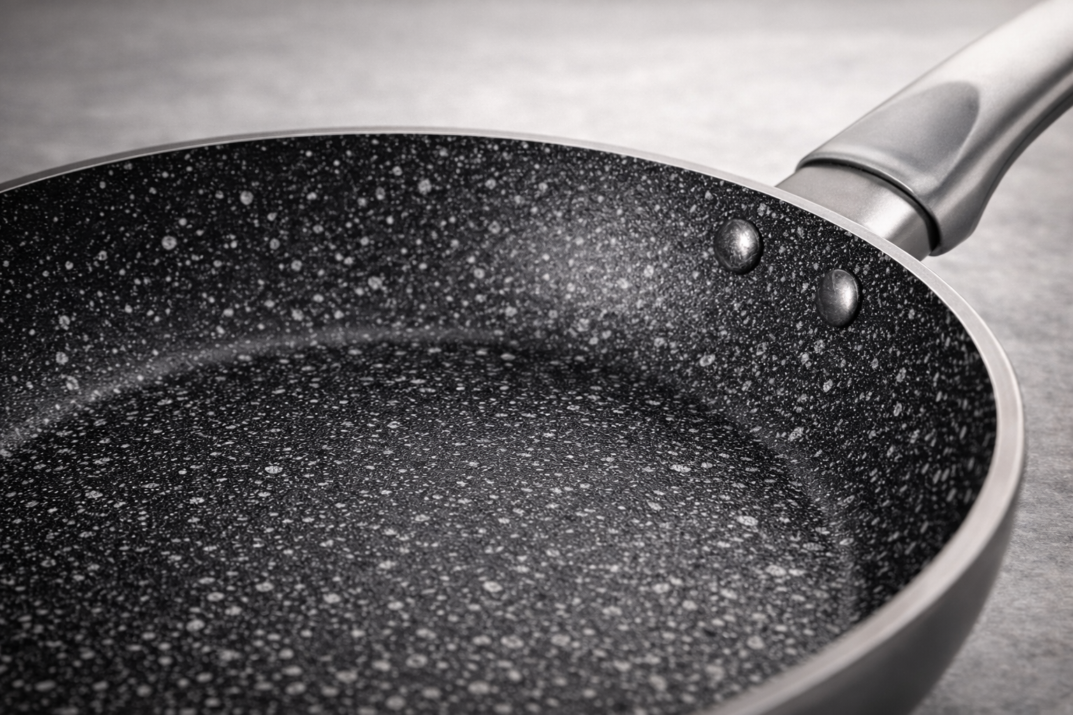 Tris di Padelle Antiaderenti 20/24/28 cm Effetto Pietra con Spatola Omaggio – Induzione – Disponibili in Bronzo, Grigio, Nero e Rosa