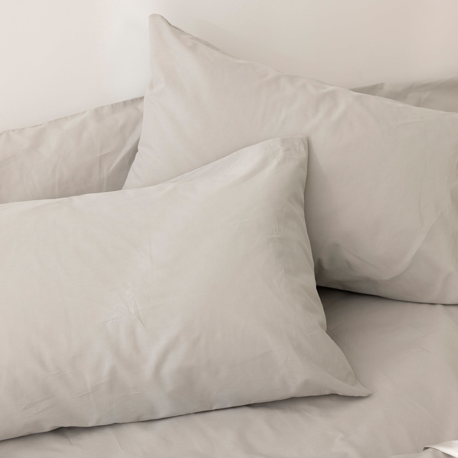 Coppia Federe in Puro Cotone per Guanciale con Tre Volani – Set 2 Pezzi, Colore Cromo, Disponibili in Vari Colori