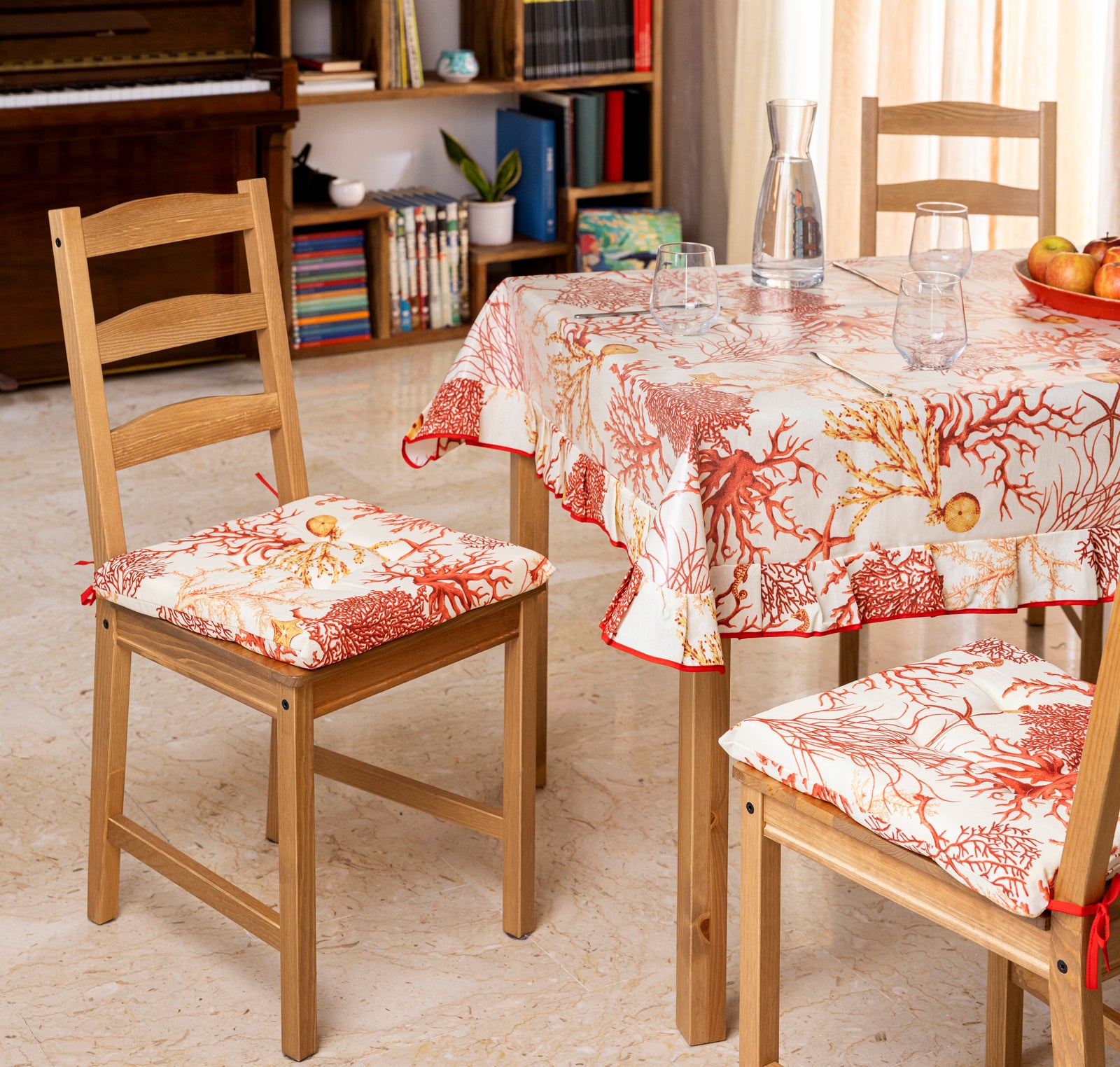 Tovaglia 12 posti 140x230 cotone e poliestere rossa o azzurra disegno Coralli