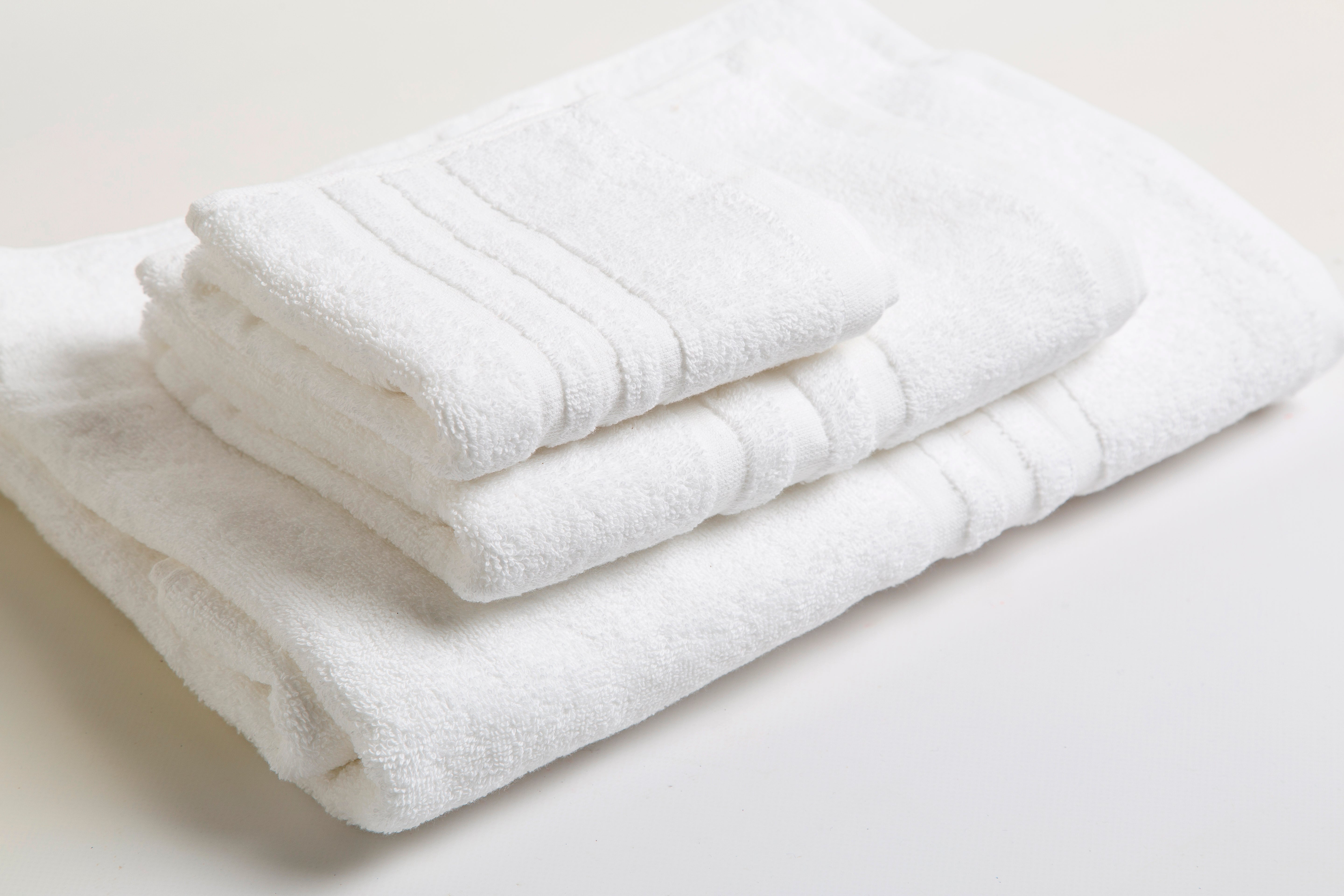 Tris telo doccia, asciugamano viso e ospite in spugna colore bianco
