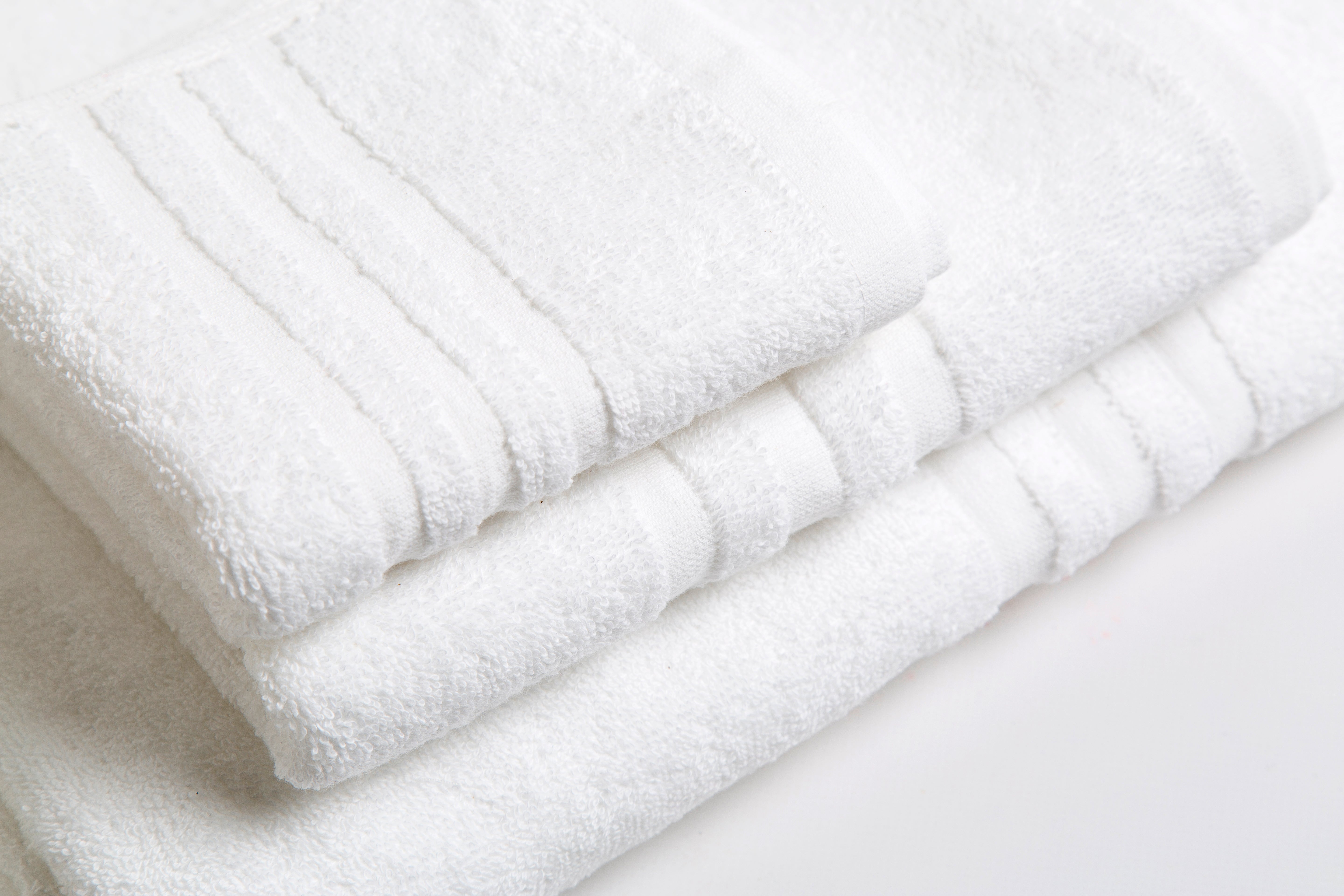 Tris telo doccia, asciugamano viso e ospite in spugna colore bianco