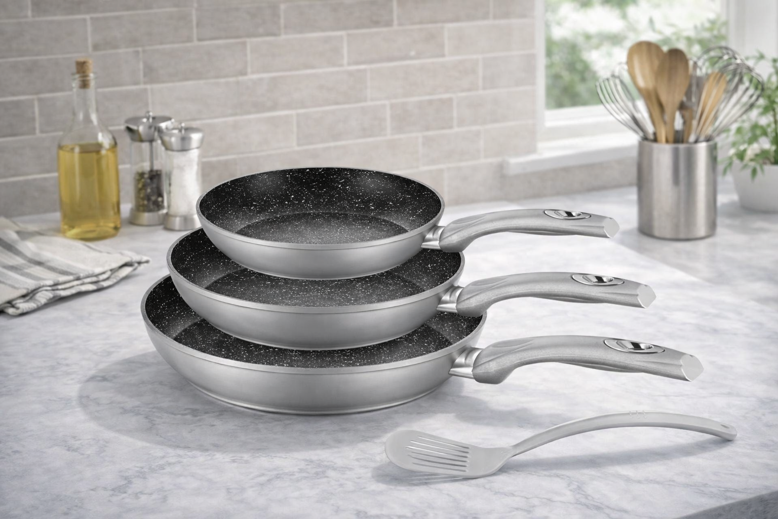 Tris di Padelle Antiaderenti 20/24/28 cm Effetto Pietra con Spatola Omaggio – Induzione – Disponibili in Bronzo, Grigio, Nero e Rosa